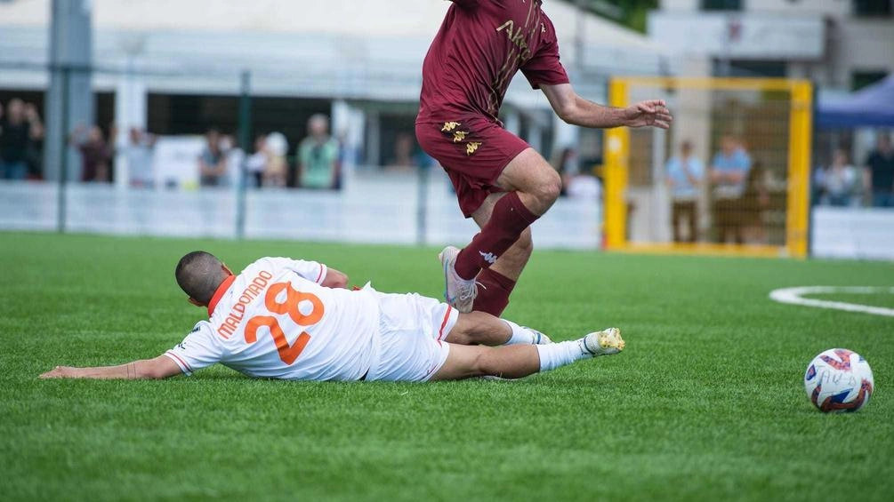 Andolfi in bello stile si libera di un avversario nel derby di ieri con la Pistoiese Andolfi in bello stile si libera di un avversario nel derby di ieri con la Pistoiese