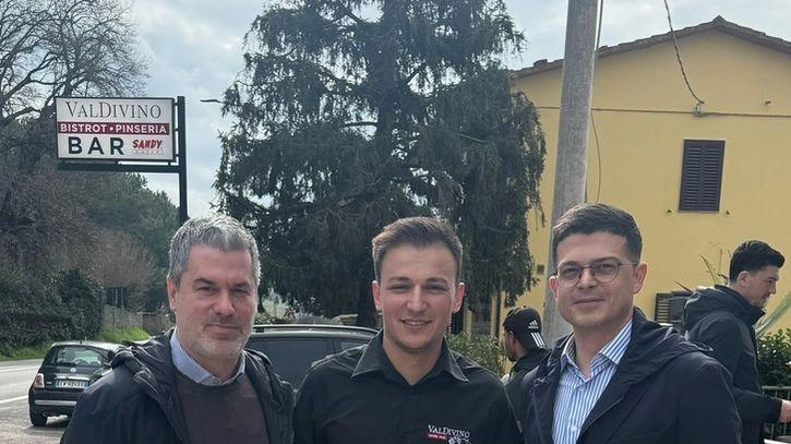 Il gestore del locale ValDivino Hysen Laho assieme al ministro degli esteri in visita Pirro Vengu (sulla destra) e al sindaco della città albanese di Valona Ermal Dredha (sulla sinistra). Il gestore del locale ValDivino Hysen Laho assieme al ministro degli esteri in visita Pirro Vengu (sulla destra) e al sindaco della città albanese di Valona Ermal Dredha (sulla sinistra).