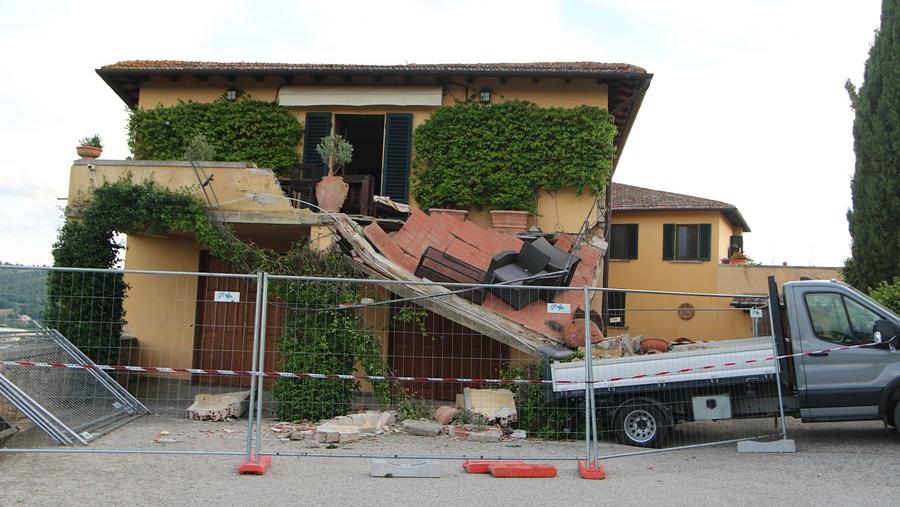 Guasto ai freni, furgone parcheggiato imbocca la discesa e abbatte una terrazza Guasto ai freni, furgone parcheggiato imbocca la discesa e abbatte una terrazza