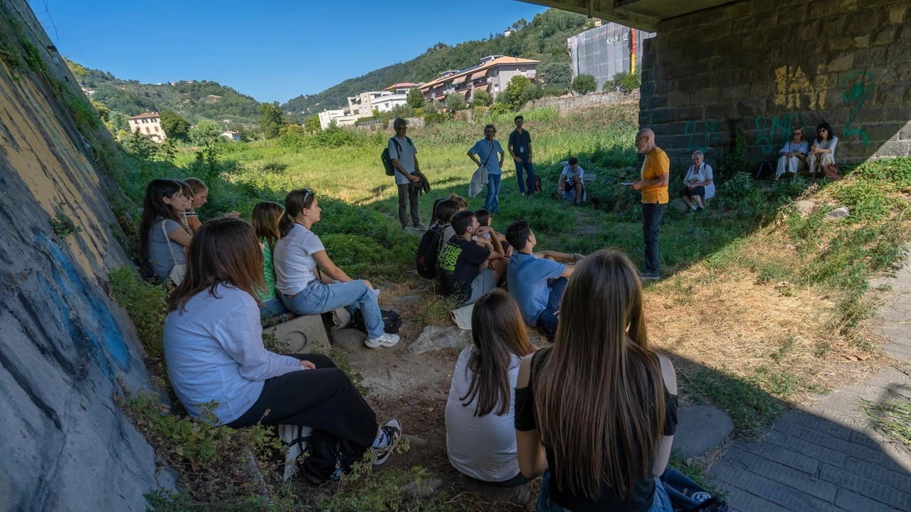 In foto un gruppo di ragazzi su uno dei luoghi della memoria In foto un gruppo di ragazzi su uno dei luoghi della memoria