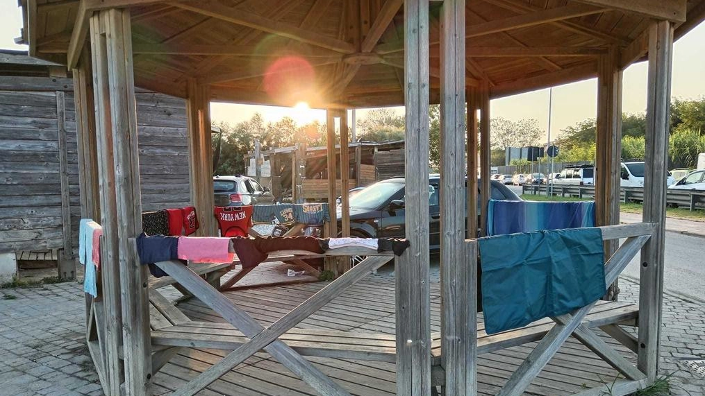 La denuncia dei residenti: l’area nelle immediate vicinanze dell’obelisco presa d’assalto ogni weekend dagli amanti del turismo ‘en plein air’... abusivo. La denuncia dei residenti: l’area nelle immediate vicinanze dell’obelisco presa d’assalto ogni weekend dagli amanti del turismo ‘en plein air’... abusivo.