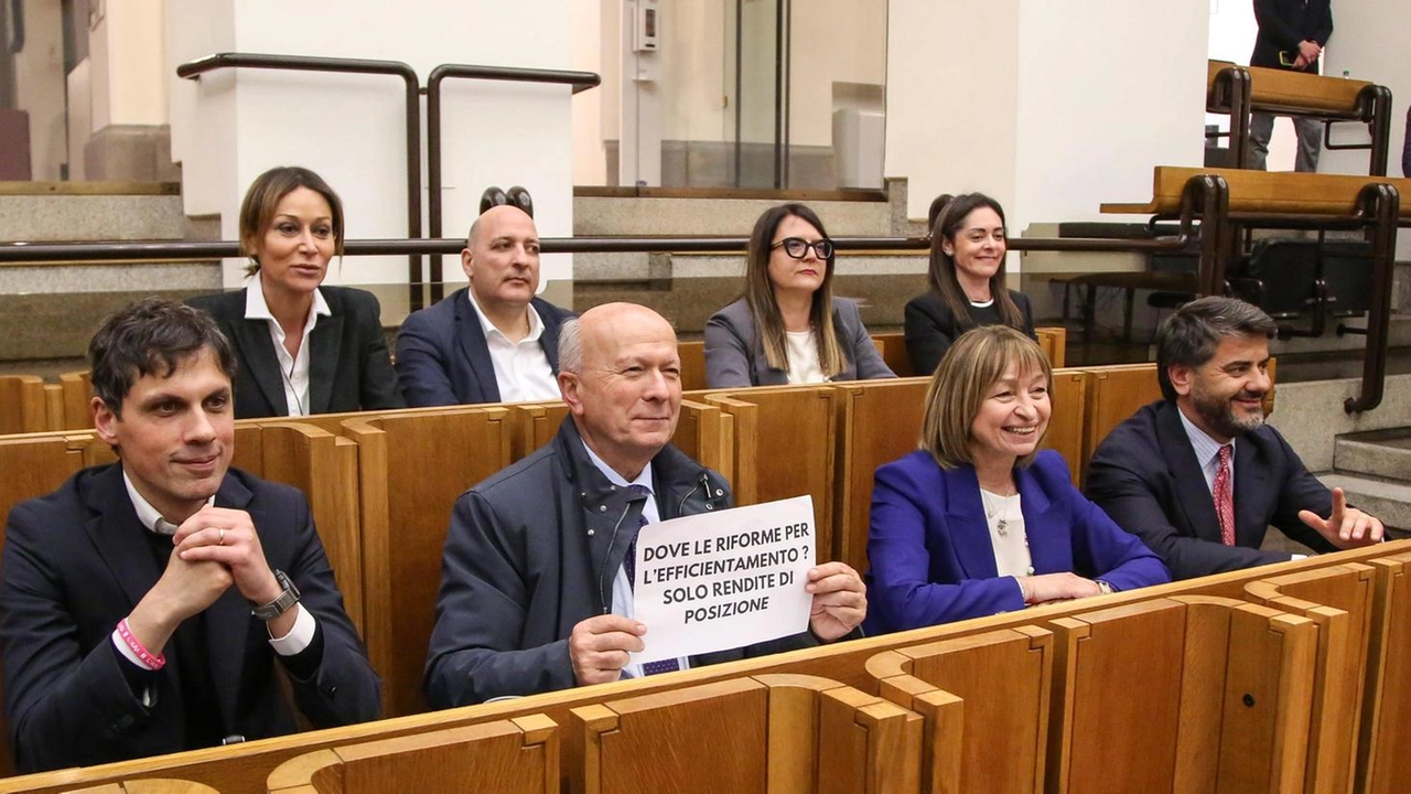 La scelta dei consiglieri di minoranza per protestare sulla questione dei conti "Resteremo qui finché non ci saranno forniti i documenti e le risposte".