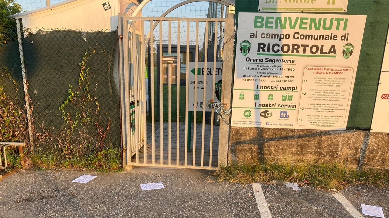 I lucchetti apparsi allo stadio del Ricortola ieri mattina posti dai tifosi della Massese che già nei giorni scorsi avevano fatto trovare uno striscione contro la Carrarese che si allena nell’impianto sportivo I lucchetti apparsi allo stadio del Ricortola ieri mattina posti dai tifosi della Massese che già nei giorni scorsi avevano fatto trovare uno striscione contro la Carrarese che si allena nell’impianto sportivo