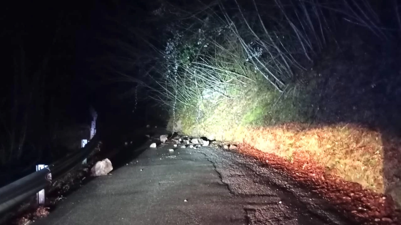 La frana nella notte del 9 gennaio quando invase un tratto della strada di Montecuccoli La frana nella notte del 9 gennaio quando invase un tratto della strada di Montecuccoli