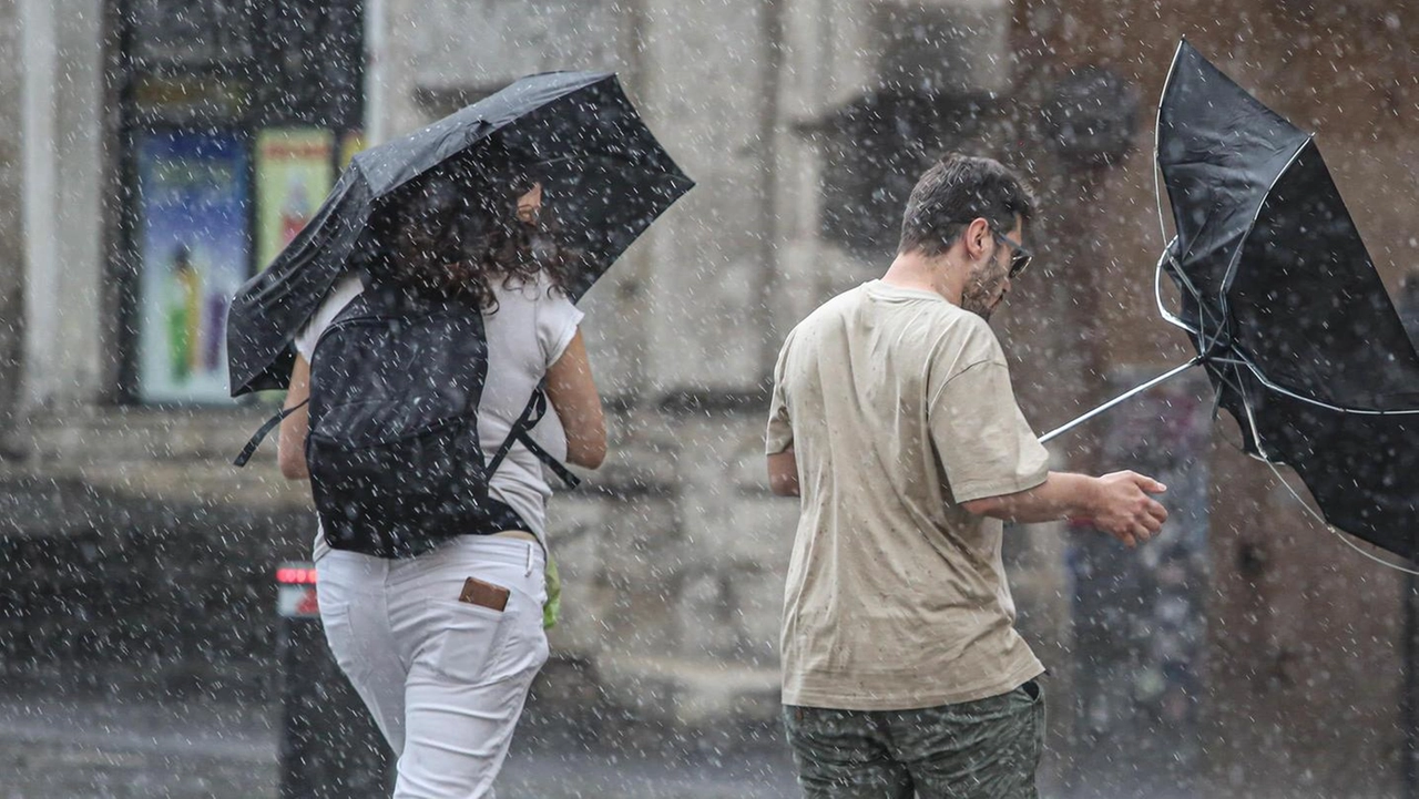 Weekend instabile in Umbria con nubi e piogge sparse. Correnti da sud e sud-est porteranno precipitazioni, ma non abbondanti. Miglioramento atteso domani con lieve calo delle temperature.