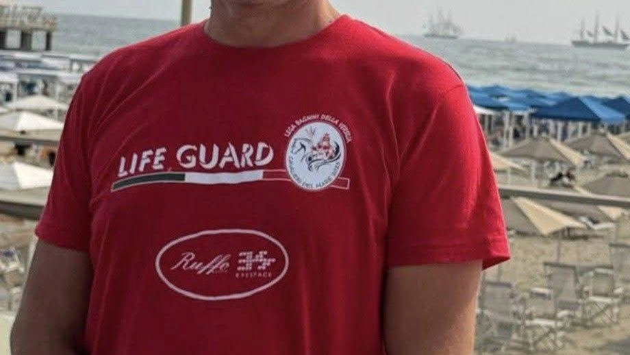 Lorenzo Lorenzini, il bagnino 52enne di Viareggio che ha perso la vita in un incidente a Lido a causa delle radici sporgenti Lorenzo Lorenzini, il bagnino 52enne di Viareggio che ha perso la vita in un incidente a Lido a causa delle radici sporgenti