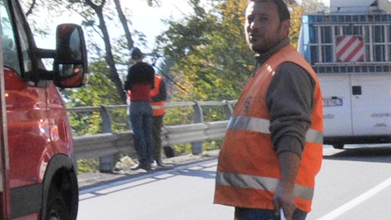 L’azione sconsiderata: modificata la temporizzazione dei movieri. L’intento forse era snellire il traffico. Deve interviene la protezione civile . La condanna della sindaca: "Qualcuno ha rischiato di farsi male". . L’azione sconsiderata: modificata la temporizzazione dei movieri. L’intento forse era snellire il traffico. Deve interviene la protezione civile . La condanna della sindaca: "Qualcuno ha rischiato di farsi male". .