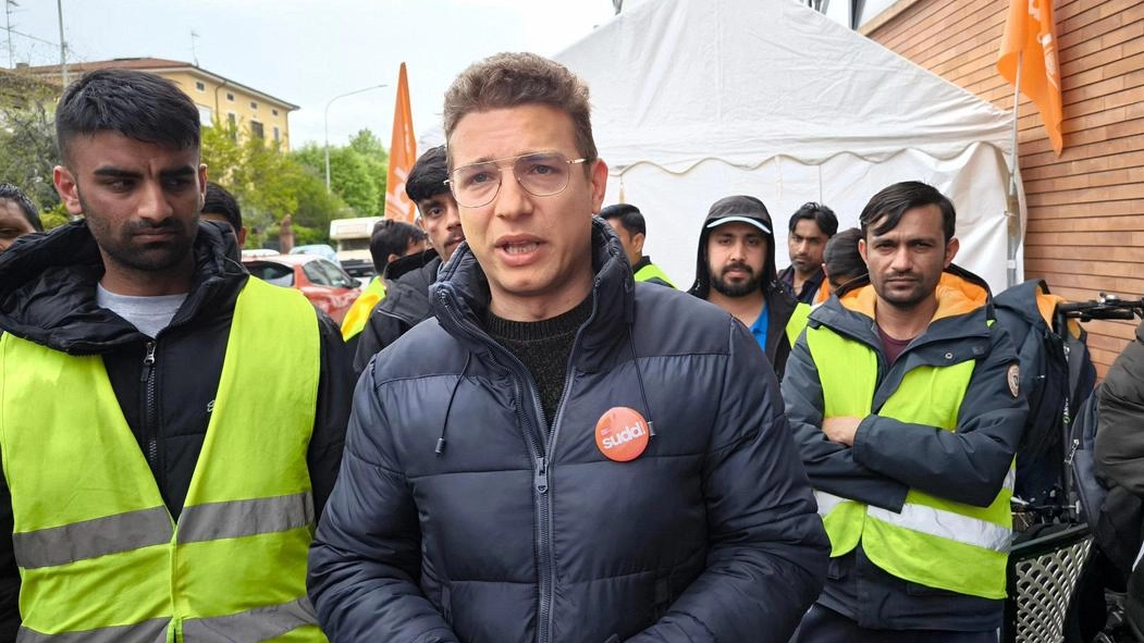 Luca Toscano, sindacalista dei Sudd Cobas, durante uno degli ultimi picchetti alla «Mix» a Galciana Foto Attalmi