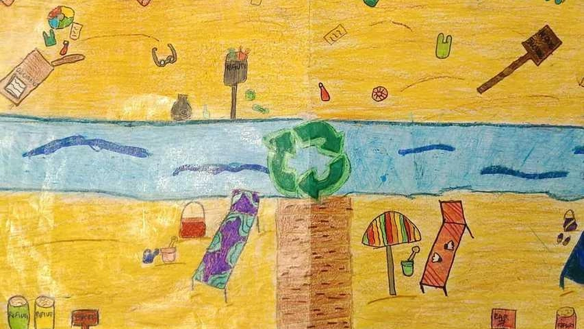 Gli studenti hanno recuperato alcuni oggetti gettati sulla spiaggia dando loro un’altra veste