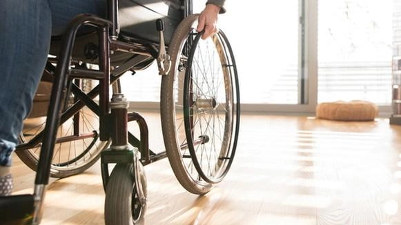 E’ arrivata la carrozzina nuova destinata alla disabile di Camaiore. La Asl ha spiegato i motivi di tanto ritardo nell’attesa