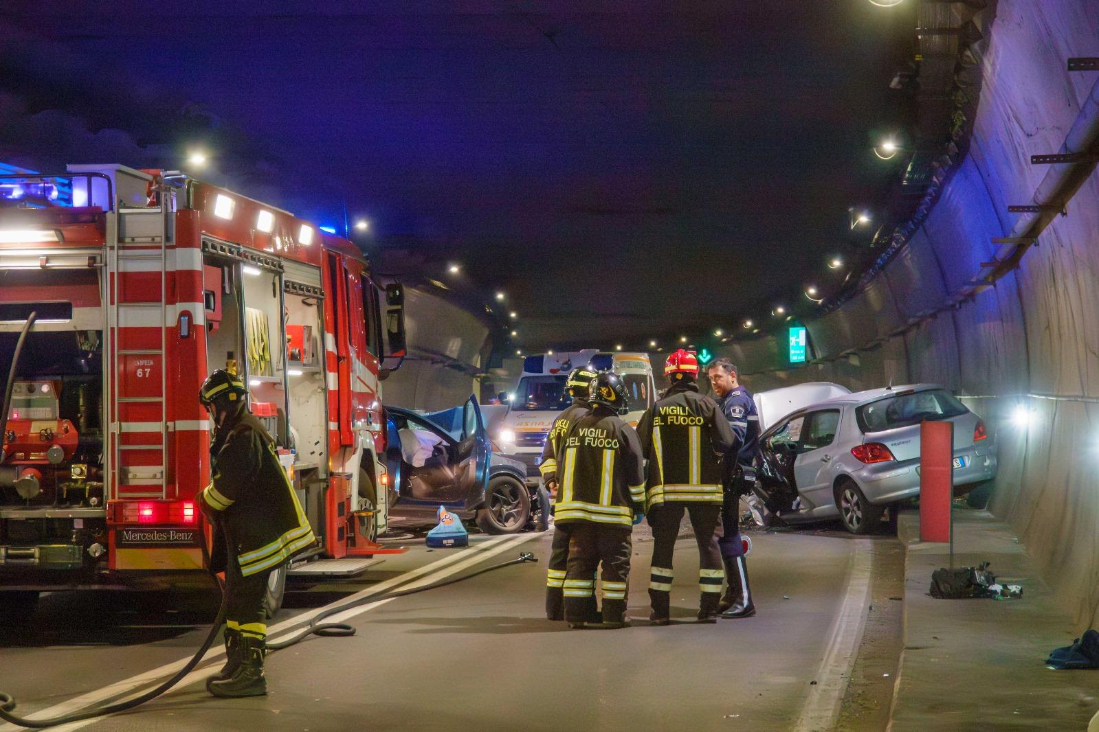 Schianto in galleria, un morto e tre feriti sulla variante Aurelia Schianto in galleria, un morto e tre feriti sulla variante Aurelia