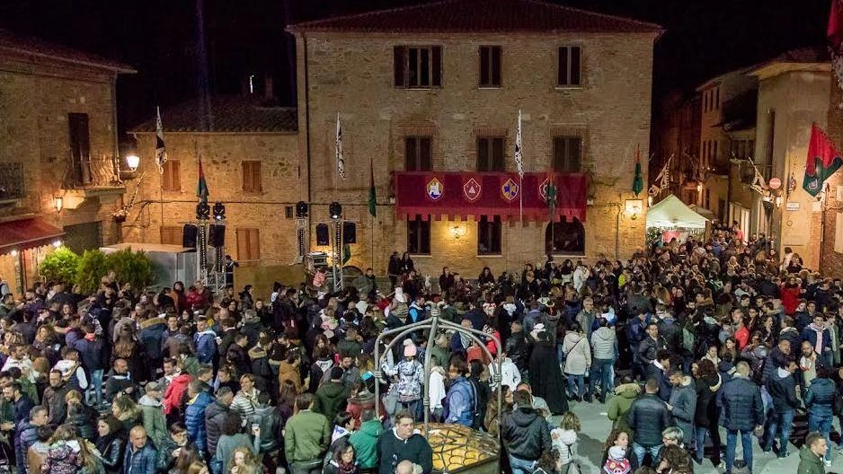 La festa entra nel vivo con la presentazione del panno dipinto da Giuliano Censini e le Taverne