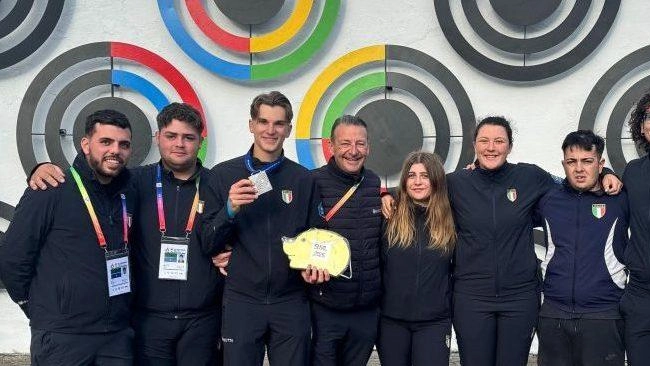 Matteo Bragalli (terzo da sinistra) insieme agli altri azzurri a Suhl Matteo Bragalli (terzo da sinistra) insieme agli altri azzurri a Suhl
