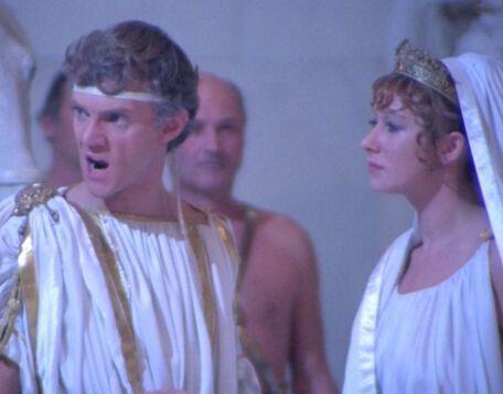 https://www.lanazione.it/image-service/view/acePublic/alias/contentid/MjlmMGIzMzMtNGZlOS00/0/helen-mirren-e-malcolm-mcdowell-al-niccolini.jpeg?f=1.90:1&w=1200