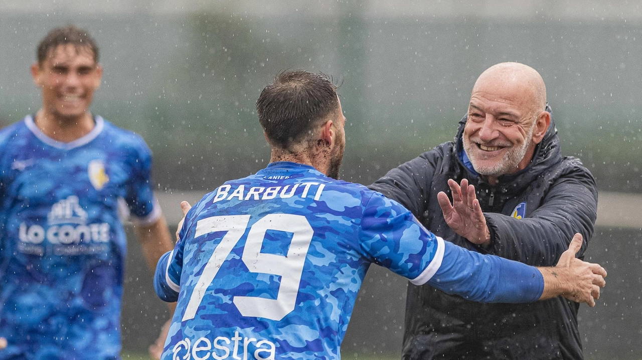 L’abbraccio tra Barbuti e il mister Mariotti L’abbraccio tra Barbuti e il mister Mariotti