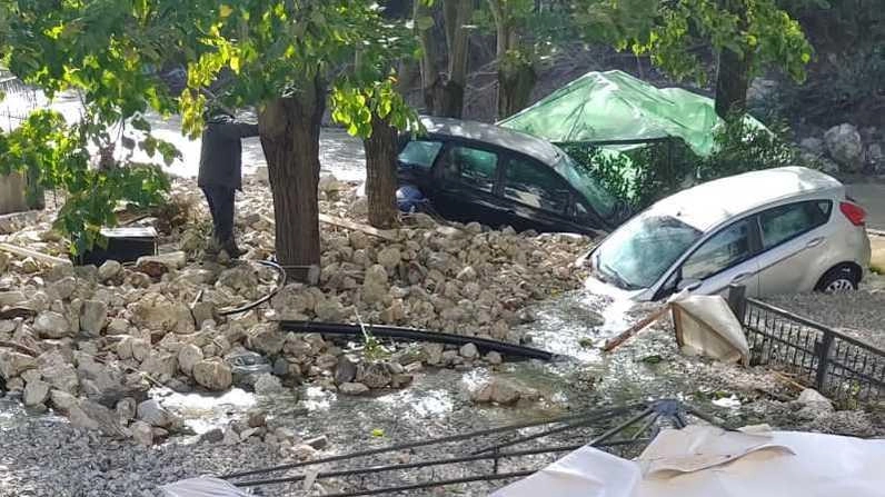 La devastazione dopo l’alluvione. in un giardino privato alla Cartaia La devastazione dopo l’alluvione. in un giardino privato alla Cartaia