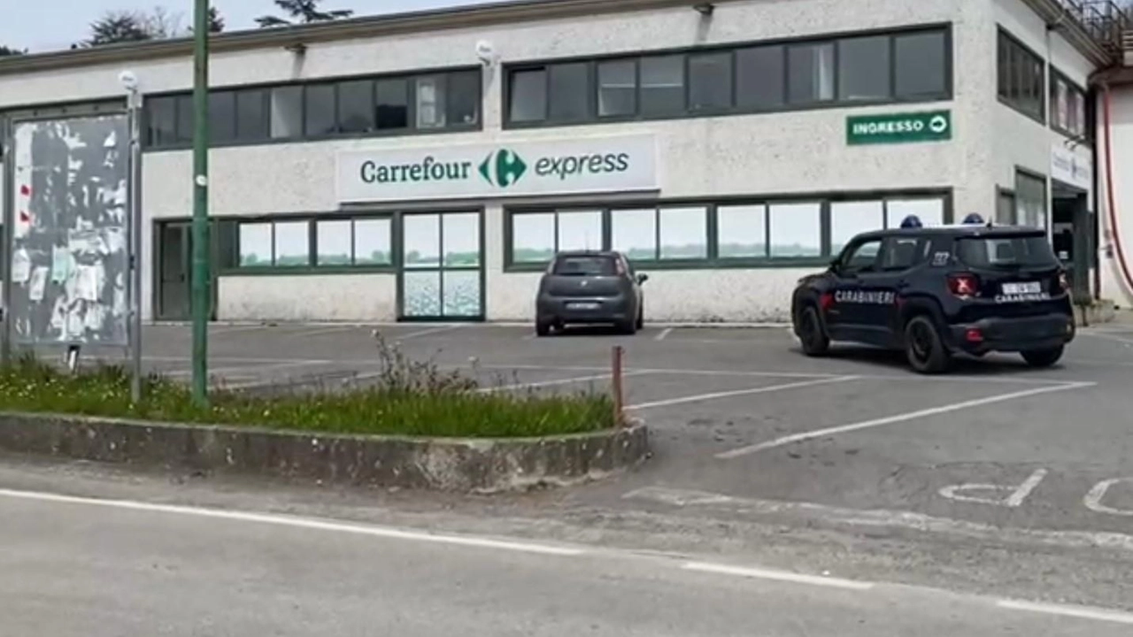 Una pattuglia dei carabinieri di Castelnuovo davanti al supermercato Carrefour di Piazza al Serchio dove, nei giorni scorsi, è avvenuto il furto