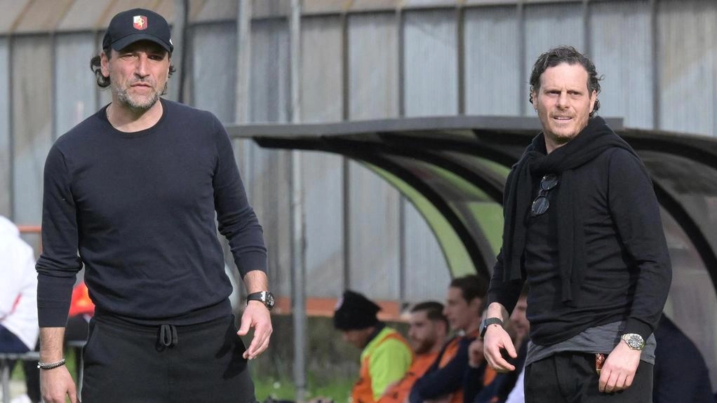 Gorgone con il suo vice Testini seguono un’azione della Lucchese (foto Alcide)