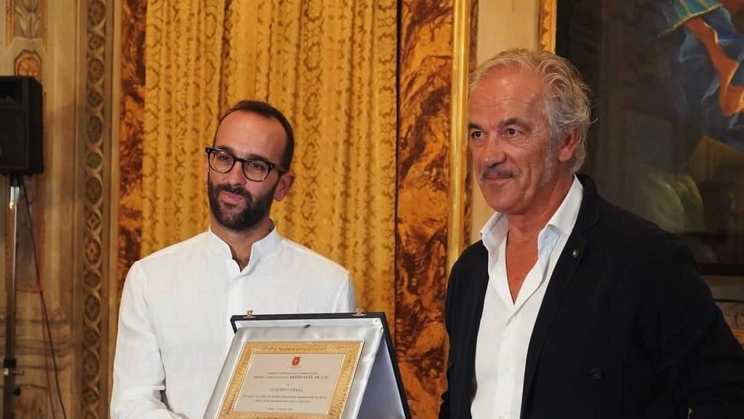 Il premio giornalistico nazionale “Dodici giornali sottobraccio“ consegnato al direttore de “Il Foglio“ Il premio giornalistico nazionale “Dodici giornali sottobraccio“ consegnato al direttore de “Il Foglio“