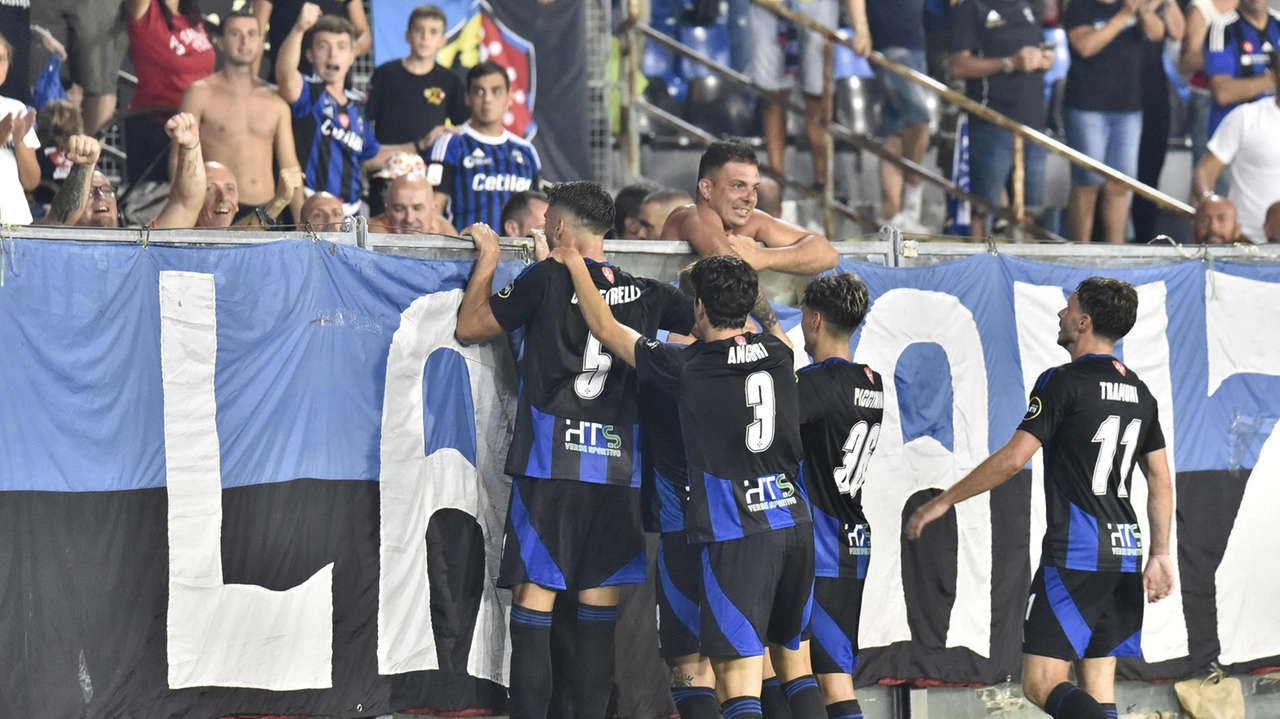 Alcuni giocatori del Pisa sotto la Curva per festeggiare uno dei gol di questa stagione (. foto Cappello per Valtriani Alcuni giocatori del Pisa sotto la Curva per festeggiare uno dei gol di questa stagione (. foto Cappello per Valtriani