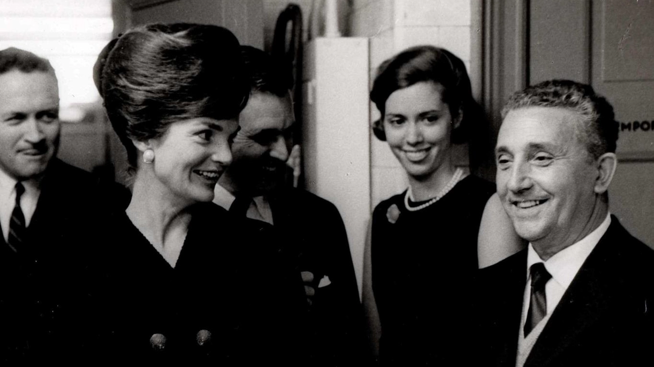 Lo scatto storico che immortala Leonetto Tintori insieme a Jacqueline Kennedy, durante uno dei viaggi dell’artista e restauratore a New York