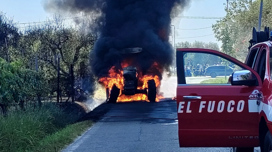 Il trattore avvolto dalle fiamme a Vecchiano con l'intervento dei vigili del fuoco per lo spegnimento Il trattore avvolto dalle fiamme a Vecchiano con l'intervento dei vigili del fuoco per lo spegnimento