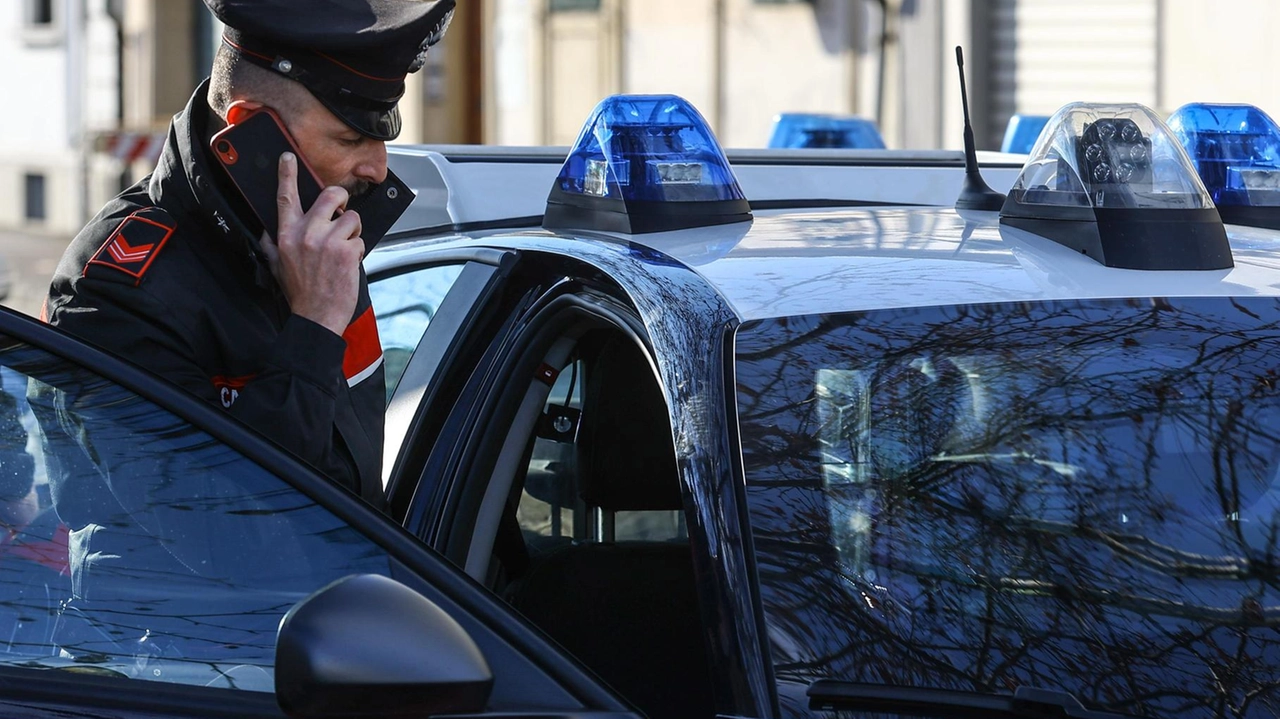 I carabinieri stanno indagando sul blitz nella scuola di Buonconvento (foto archivio) I carabinieri stanno indagando sul blitz nella scuola di Buonconvento (foto archivio)
