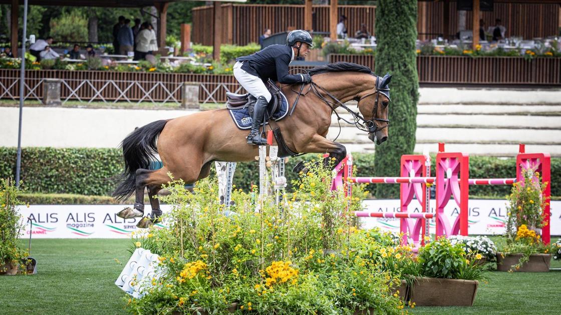 piazza di siena il debutto casal dorato in azzurro