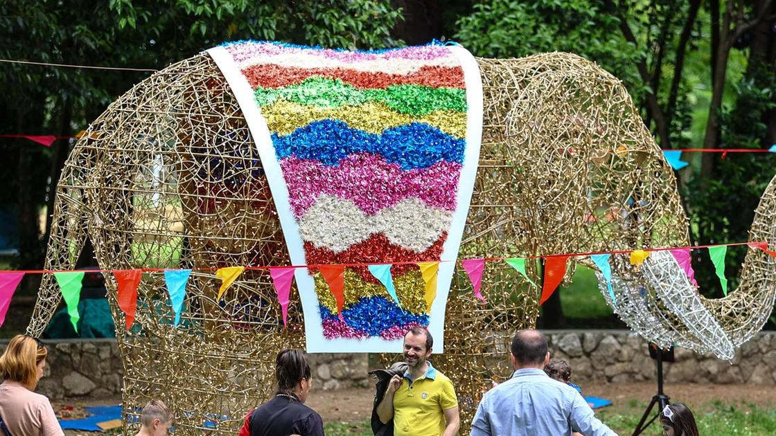 Animali di luce nel parco. Istallazioni splendenti spuntano al Mariambini