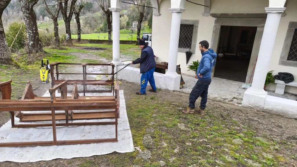 I volontari all’opera nel corso della pulizia straordinaria degli arredi della chiesa