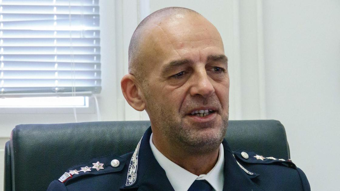 affissioni pubblicitarie abusive agente si finge acquirente d8217auto sequestrati centinaia di volantini