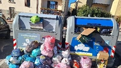 A Piancastagnaio la situazione immondizia sta diventando incandescente. Intanto i vigili urbani metteranno foto-trappole nei punti più critici. A Piancastagnaio la situazione immondizia sta diventando incandescente. Intanto i vigili urbani metteranno foto-trappole nei punti più critici.