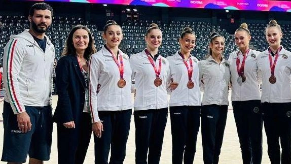 Il gruppo delle ginnaste azzurre arrivato 3° in Romania e di cui fanno parte le viareggine Chiara Badii e Sofia Sicignano della Motto Il gruppo delle ginnaste azzurre arrivato 3° in Romania e di cui fanno parte le viareggine Chiara Badii e Sofia Sicignano della Motto