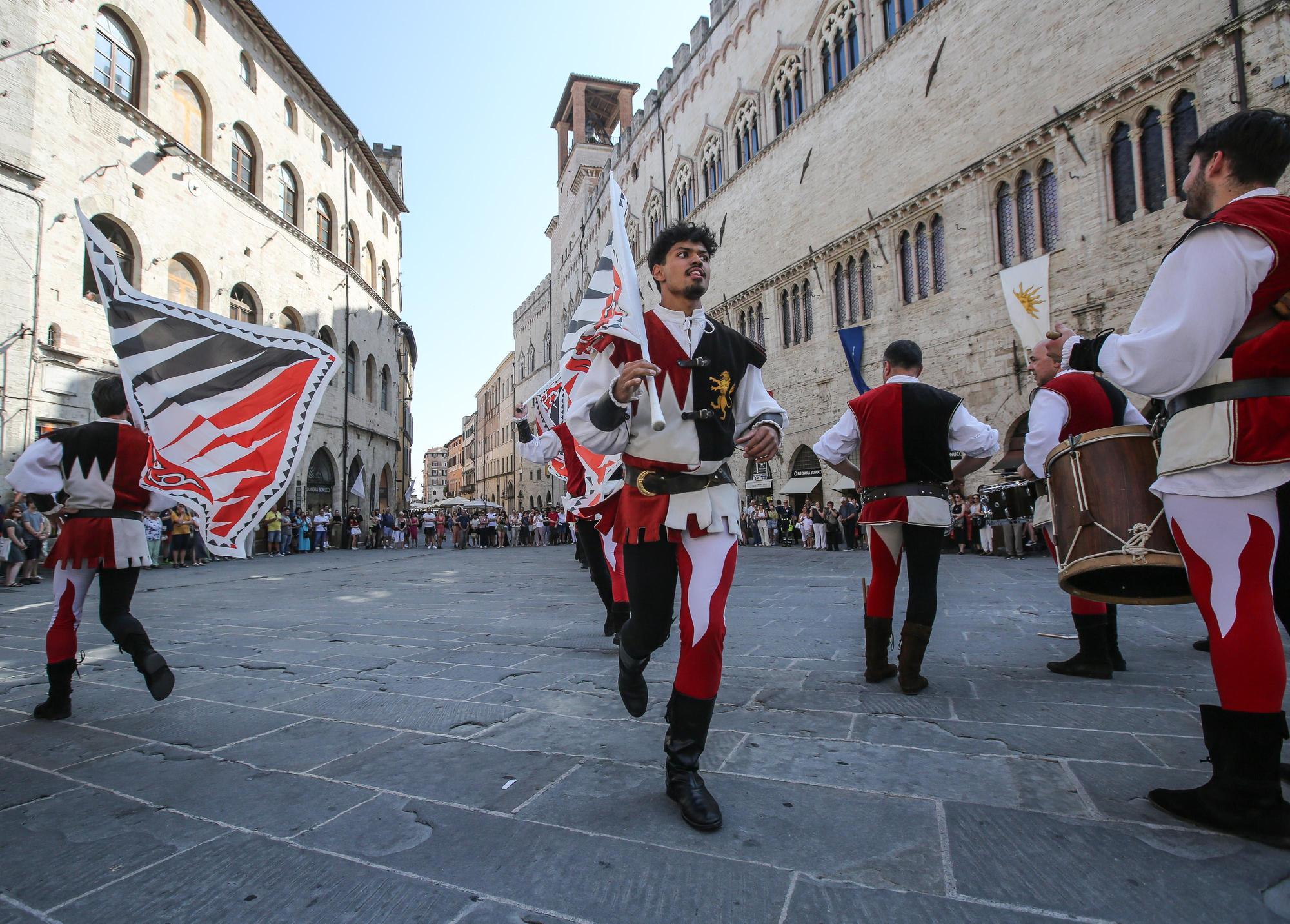 https://www.lanazione.it/image-service/view/acePublic/alias/contentid/MmE4NjRlOGYtOTIwMy00/0/perugia-1416-verso-latto-finale-e-il-giorno-del-gran-corteo-storico.jpeg