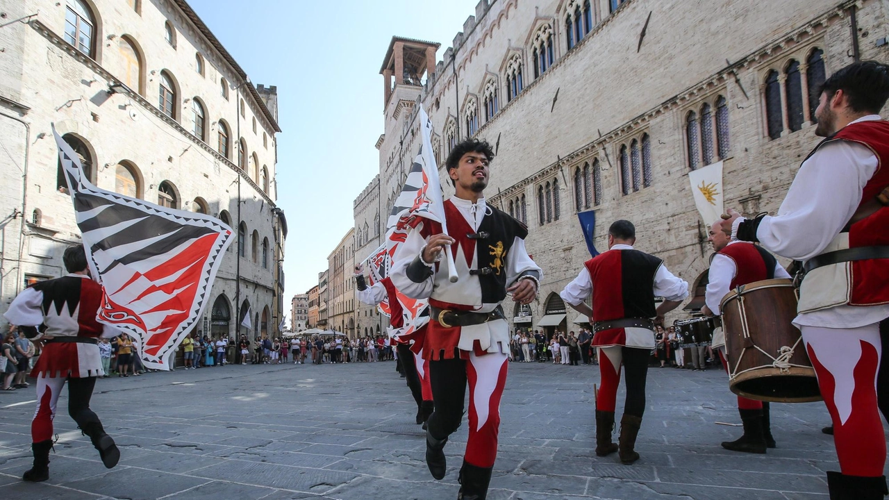 Lo spettacolo della rievocazione in centro storico a Perugia (Foto Crocchioni) Lo spettacolo della rievocazione in centro storico a Perugia (Foto Crocchioni)