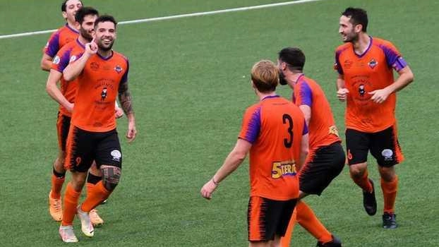 Federico Costa festeggiato dai compagni di squadra del Riomaior dopo un gol: oggi in programma il derby a Castelnuovo Magra Federico Costa festeggiato dai compagni di squadra del Riomaior dopo un gol: oggi in programma il derby a Castelnuovo Magra
