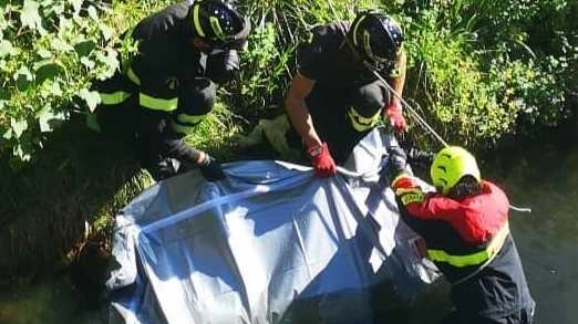 Secondo una prima ricostruzione il corpo sarebbe quello di un 65enne senza fissa dimora che viveva a Torre del Lago . Secondo una prima ricostruzione il corpo sarebbe quello di un 65enne senza fissa dimora che viveva a Torre del Lago .