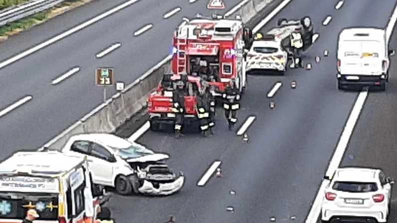 L’auto semidistrutta in autostrada: sul posto vigili del fuoco e soccorittori L’auto semidistrutta in autostrada: sul posto vigili del fuoco e soccorittori