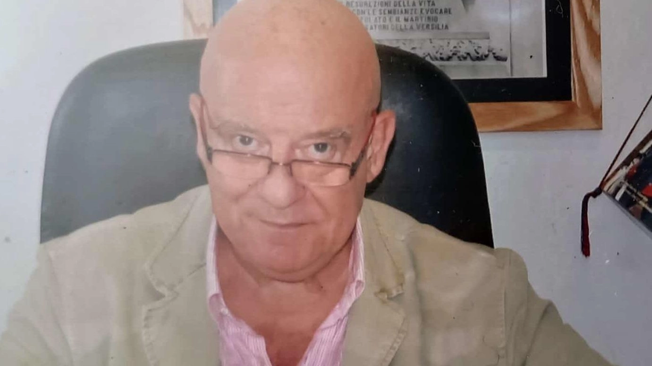 Il preside Gioi Franco Pinna ha chiuso la carriera da dirigente al liceo ’Chini’ di Lido di Camaiore Il preside Gioi Franco Pinna ha chiuso la carriera da dirigente al liceo ’Chini’ di Lido di Camaiore