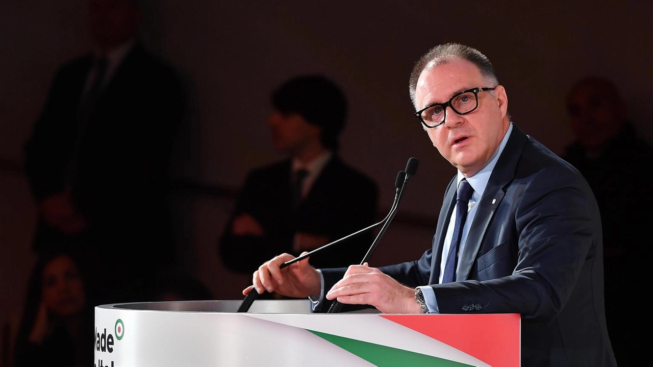Emanuele Orsini di Confindustria sollecita un piano industriale da 8 miliardi per sostenere l'export e le imprese italiane. Emanuele Orsini di Confindustria sollecita un piano industriale da 8 miliardi per sostenere l'export e le imprese italiane.