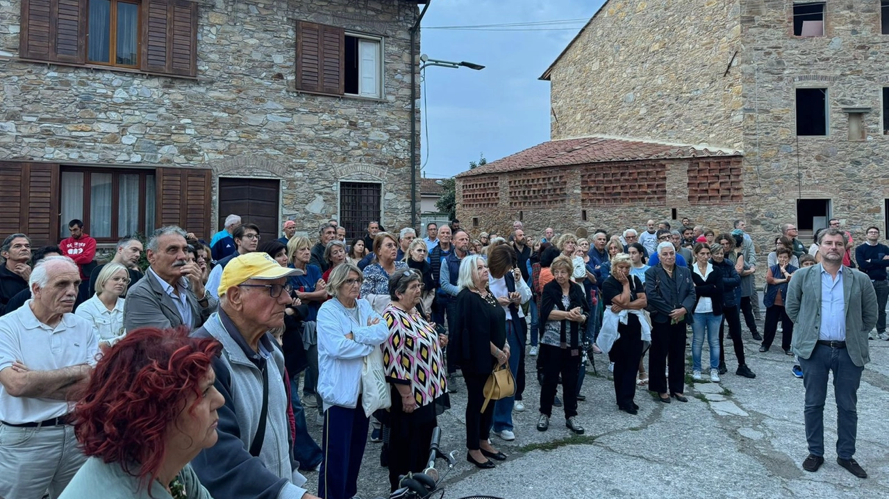 Un momento dell’incontro con il sindaco ad Antraccoli (foto Alcide) Un momento dell’incontro con il sindaco ad Antraccoli (foto Alcide)