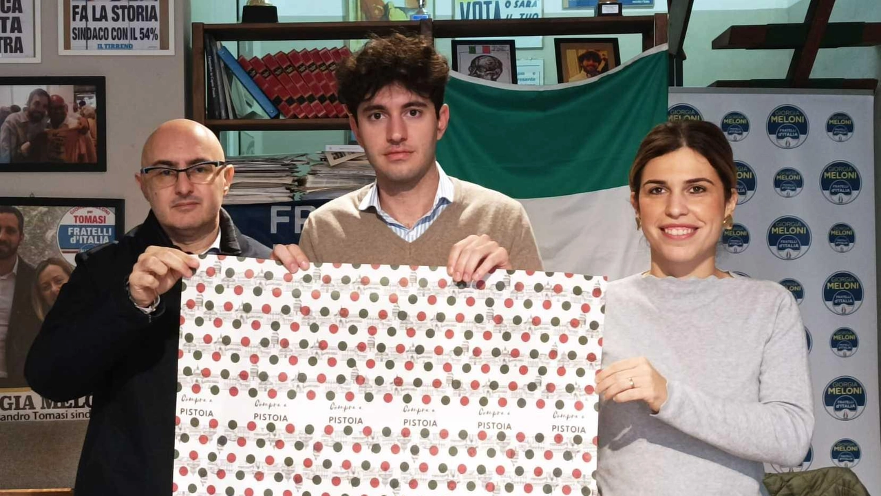 Fratelli d’Italia rinnova anche per quest’anno il progetto che sostiene le attività locali "Sopra c’è il disegno di piazza del Duomo. Sarà distribuita gratuitamente a chi la vorrà". Fratelli d’Italia rinnova anche per quest’anno il progetto che sostiene le attività locali "Sopra c’è il disegno di piazza del Duomo. Sarà distribuita gratuitamente a chi la vorrà".