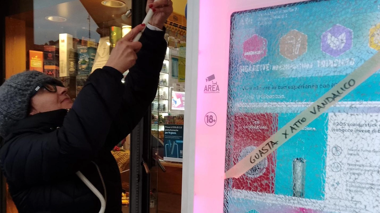 Almeno due i vandali che la notte scorsa hanno agito in pieno centro. Con un frangivetro hanno lasciato una lunghissima scia di danni . Almeno due i vandali che la notte scorsa hanno agito in pieno centro. Con un frangivetro hanno lasciato una lunghissima scia di danni .