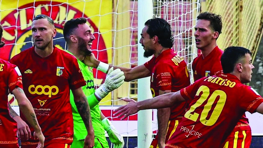 L'esultanza del Catanzaro dopo il rigore parato da Pigliacelli contro il Cesena L'esultanza del Catanzaro dopo il rigore parato da Pigliacelli contro il Cesena