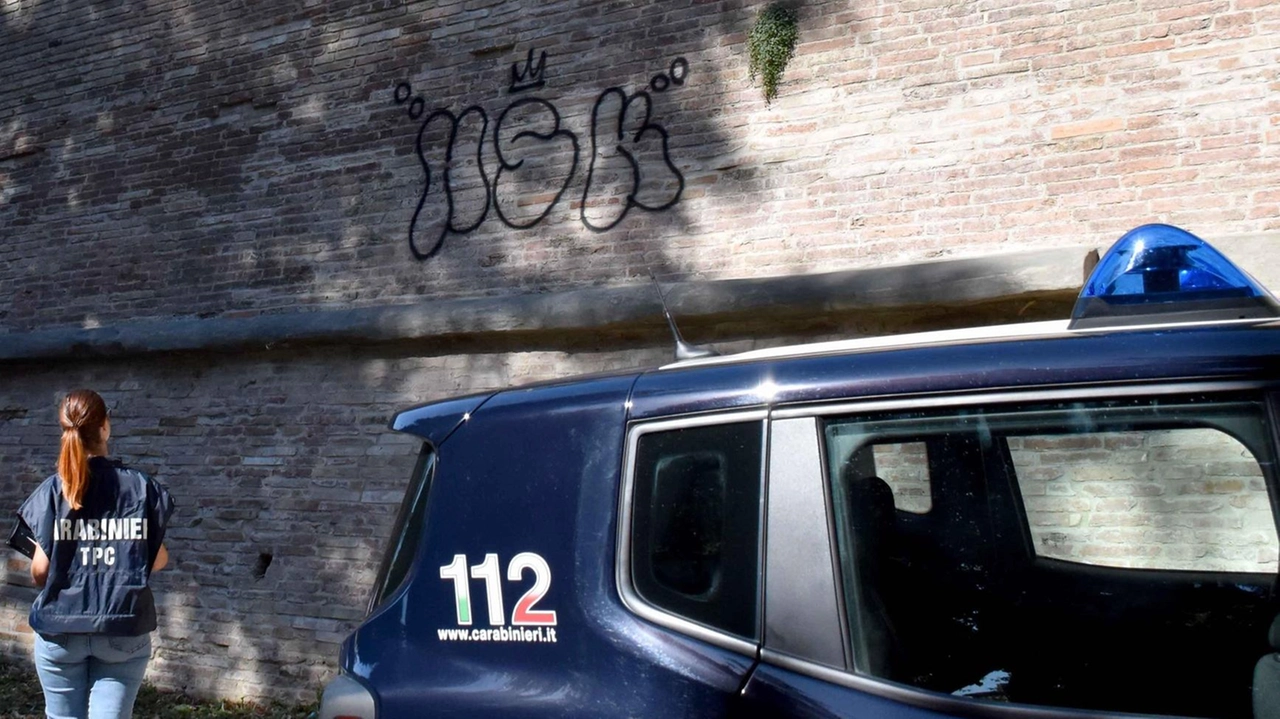 Le scritte sulle mura urbiche appena restaurate e, nel riquadro, Luciana Bassini Le scritte sulle mura urbiche appena restaurate e, nel riquadro, Luciana Bassini