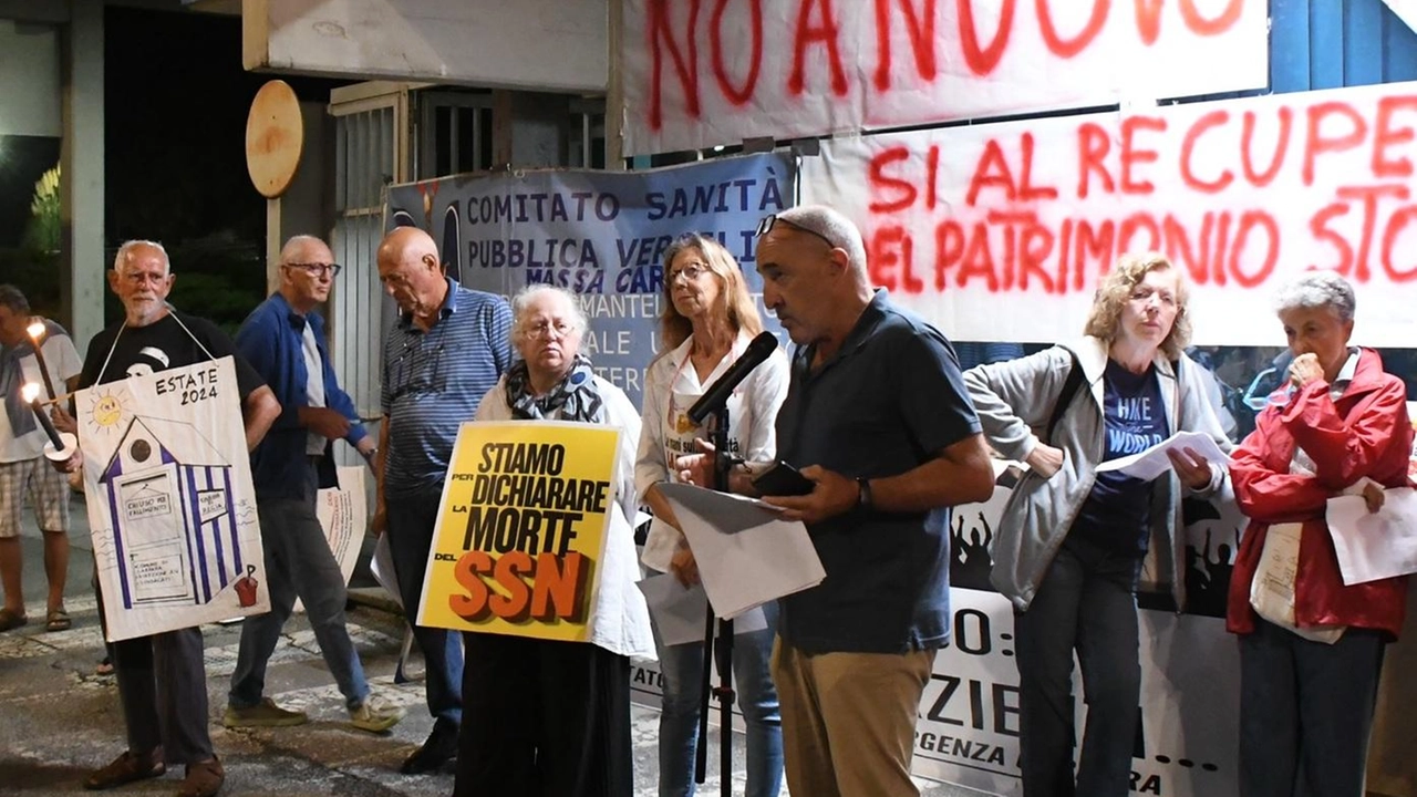 I comitati si sono dati appuntamento lunedì sera per manifestare contro le decisioni dell’Asl di nuove cementificazioni (Foto Letizia Delia) I comitati si sono dati appuntamento lunedì sera per manifestare contro le decisioni dell’Asl di nuove cementificazioni (Foto Letizia Delia)