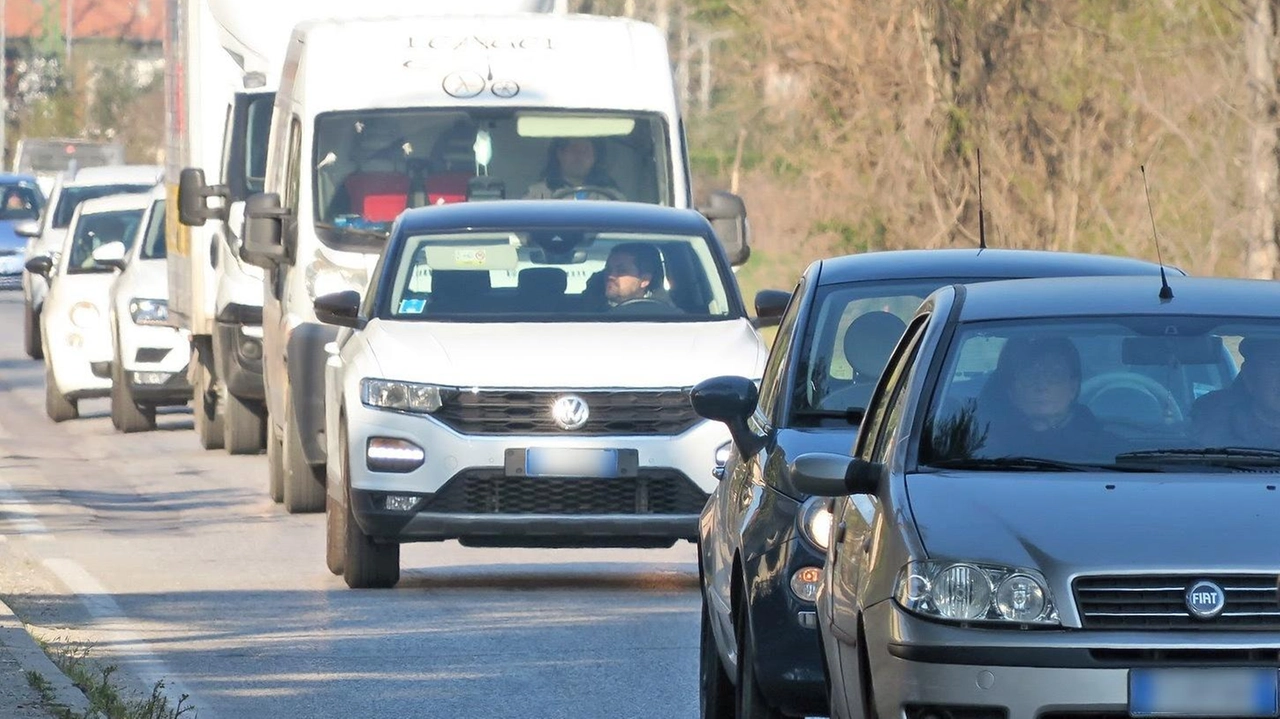 Auto e mezzi pesanti in colonna: una scena purtoppo quotidiana a Lucca e in Lucchesia (foto archivio) Auto e mezzi pesanti in colonna: una scena purtoppo quotidiana a Lucca e in Lucchesia (foto archivio)