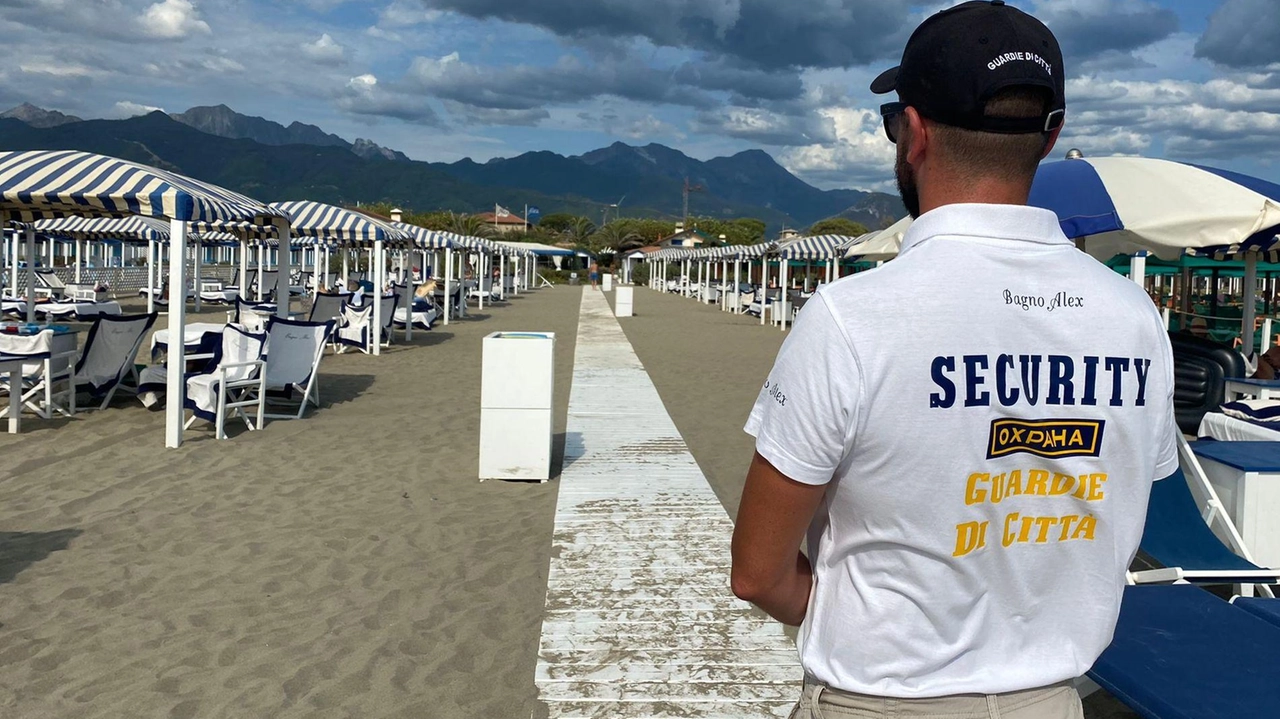 Un vigilantes del Corpo Guardie di Città sulla spiaggia