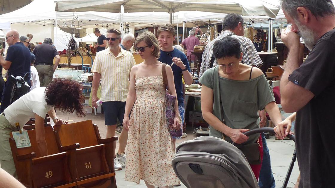 L’Antiquaria più forte dei dazi. I turisti stranieri non mollano. Record di espositori per agosto L’Antiquaria più forte dei dazi. I turisti stranieri non mollano. Record di espositori per agosto