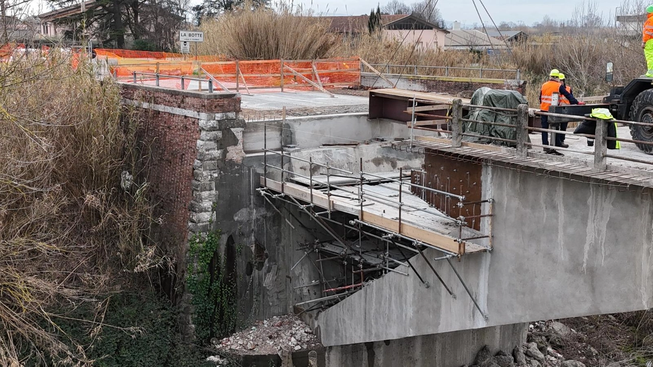 I complessi e lunghi. lavori che stanno interessando il Ponte della Botte sull’Arno tra i Comuni di Calcinaia e Vicopisano